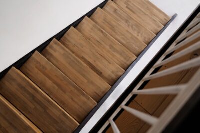 Spraw, by Twój dom lśnił wewnątrz i na zewnątrz - korzyści z zainstalowania gotowych schodów wewnętrznych