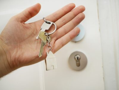 Czy warto wybrać system jednego klucza do domu?
