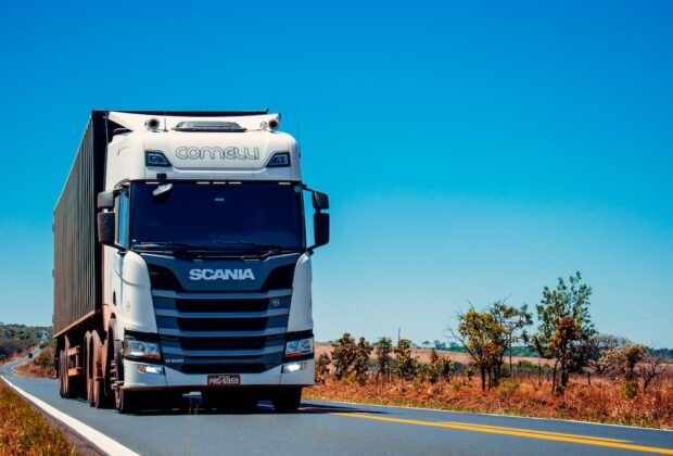 Jakie są korzyści wynikające z wyboru dostosowanej do specyfiki działalności firmy zabudowy do samochodu ciężarowego?