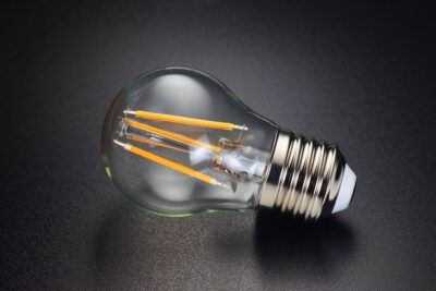 Żarówka E27 – dlaczego pełni tak ważną rolę w oświetleniu wnętrz?